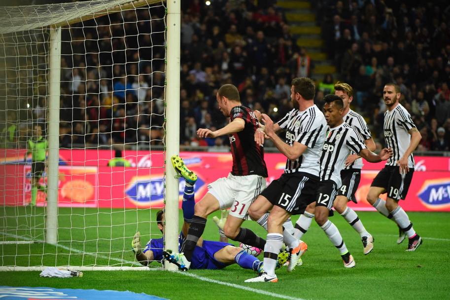 Al 14&#39; Buffon compie un miracolo sulla punizione pennellata di Balotelli, il numero 1 bianconero si supera anche sul successivo tap-in di Antonelli.
